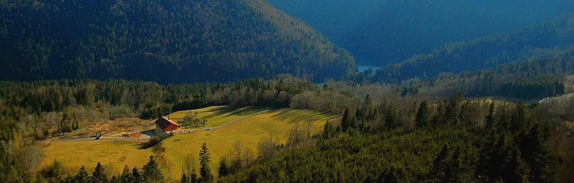 Village d'Amencey vue d'en haut entre les montagnes